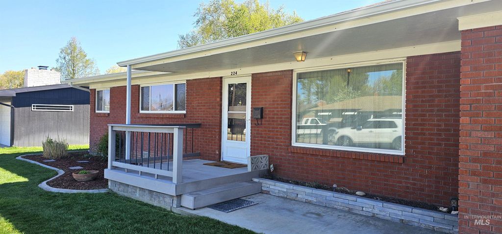 Photo of 224 Westwood Blvd, Nampa, ID 83686 (MLS # 98983063)