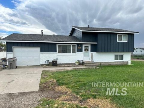 Photo of 2173 NE Beaman St, Mountain Home, ID 83647 (MLS # 98968778)