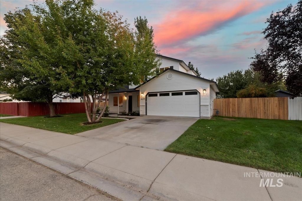 Photo of 4659 W Blue Creek Ct, Meridian, ID 83642 (MLS # 98964035)