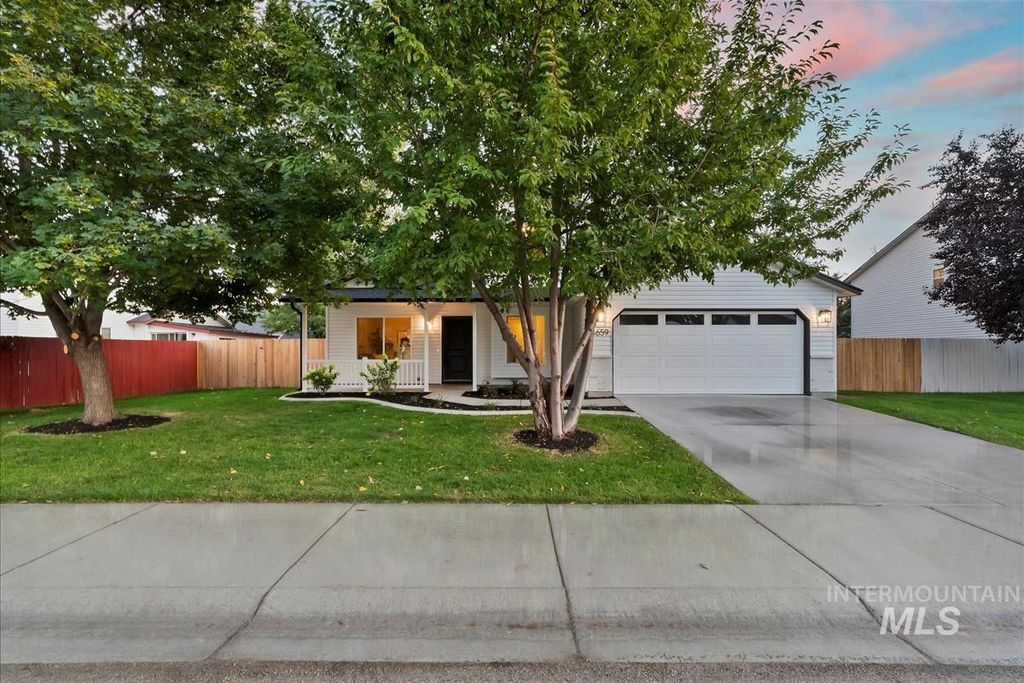 Photo of 4659 W Blue Creek Ct, Meridian, ID 83642 (MLS # 98964035)