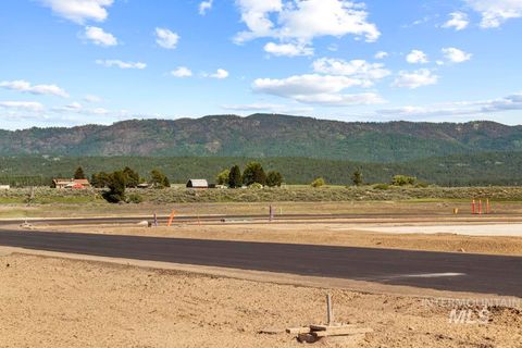 Photo of 4 Lazy River Street, Cascade, ID 83611 (MLS # 98952241)