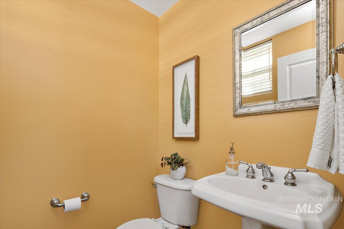 Main level 1/2 bathroom