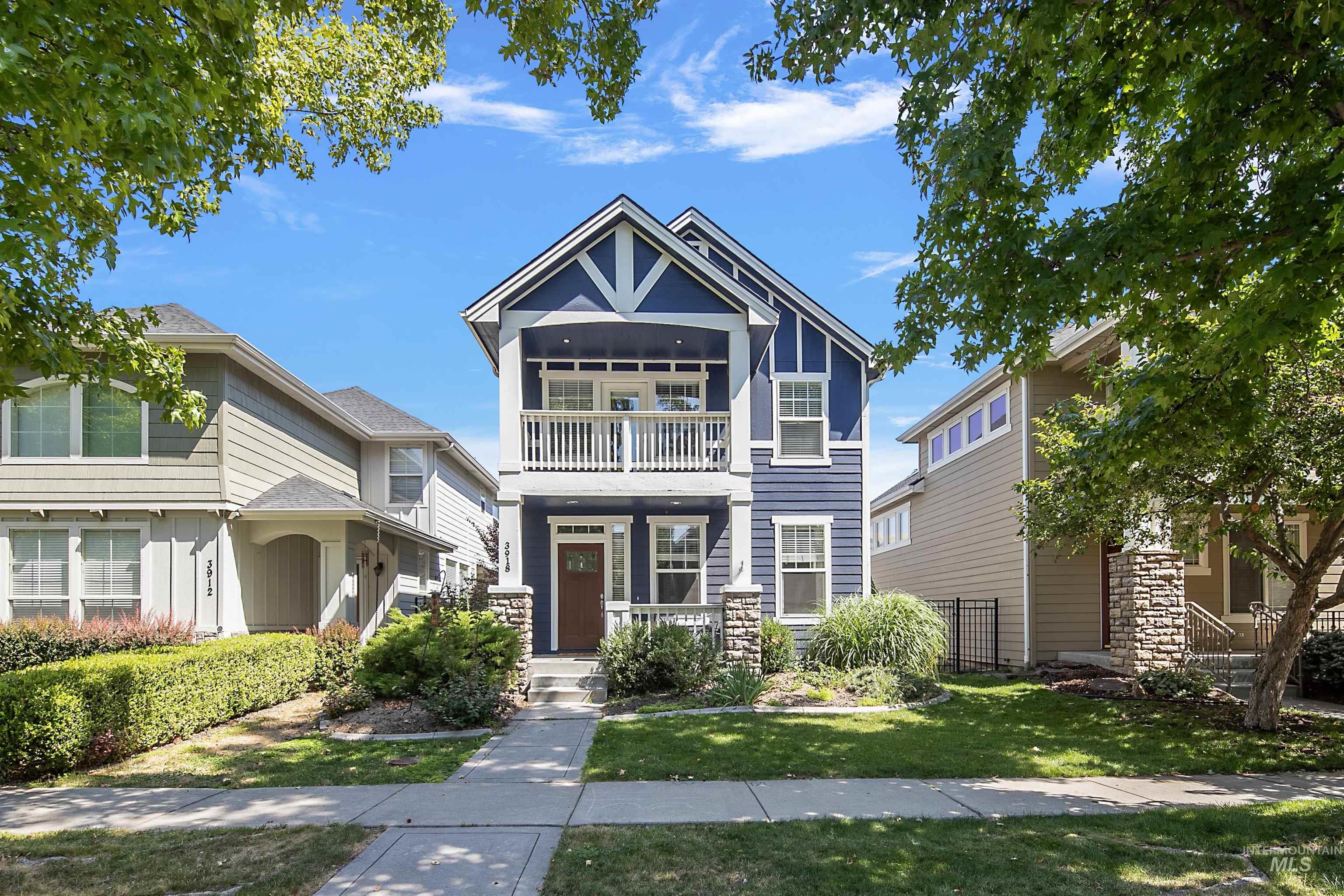 View of front of home featuring a front porch and a front lawn