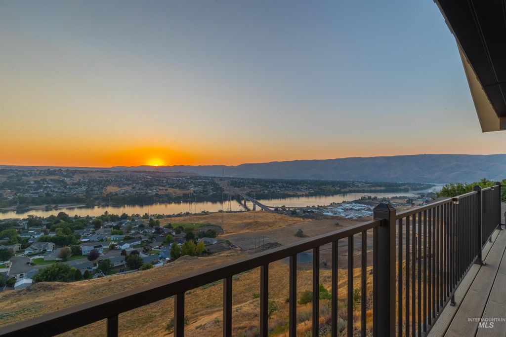 Photo of 528 Crestline Circle Drive, Lewiston, ID 83501 (MLS # 98970917)
