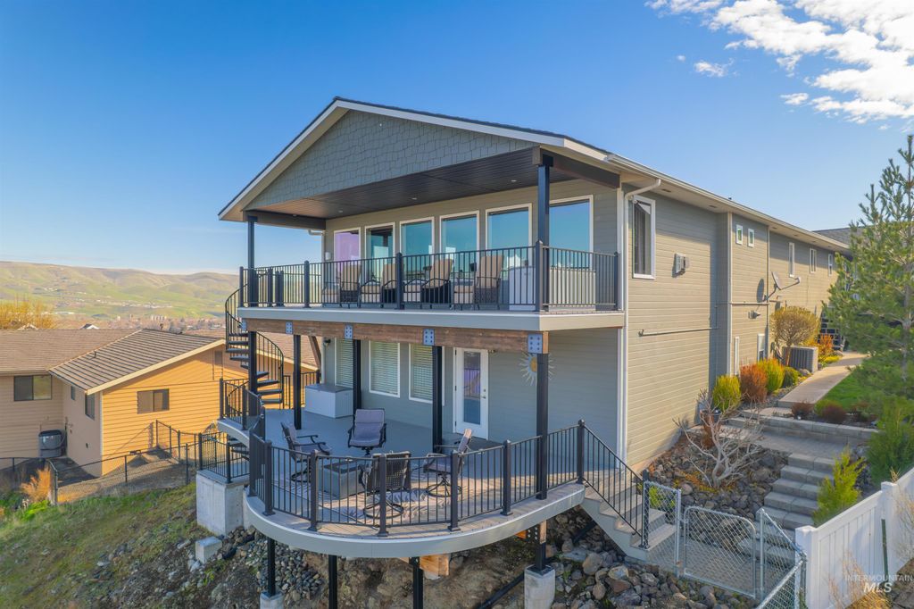 Photo of 528 Crestline Circle Drive, Lewiston, ID 83501 (MLS # 98970917)