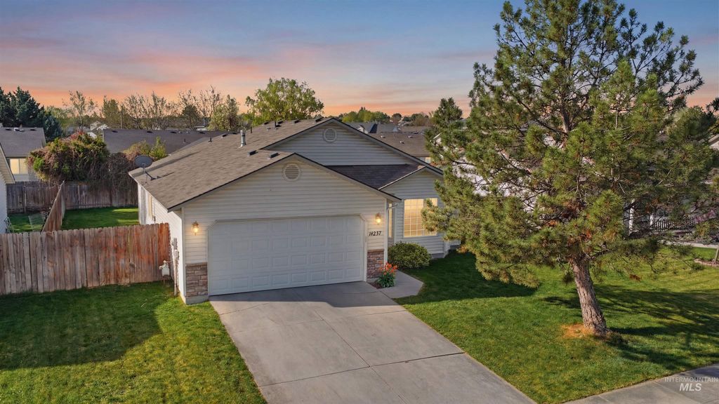 Photo of 14237 Carolina St, Caldwell, ID 83607 (MLS # 98981380)