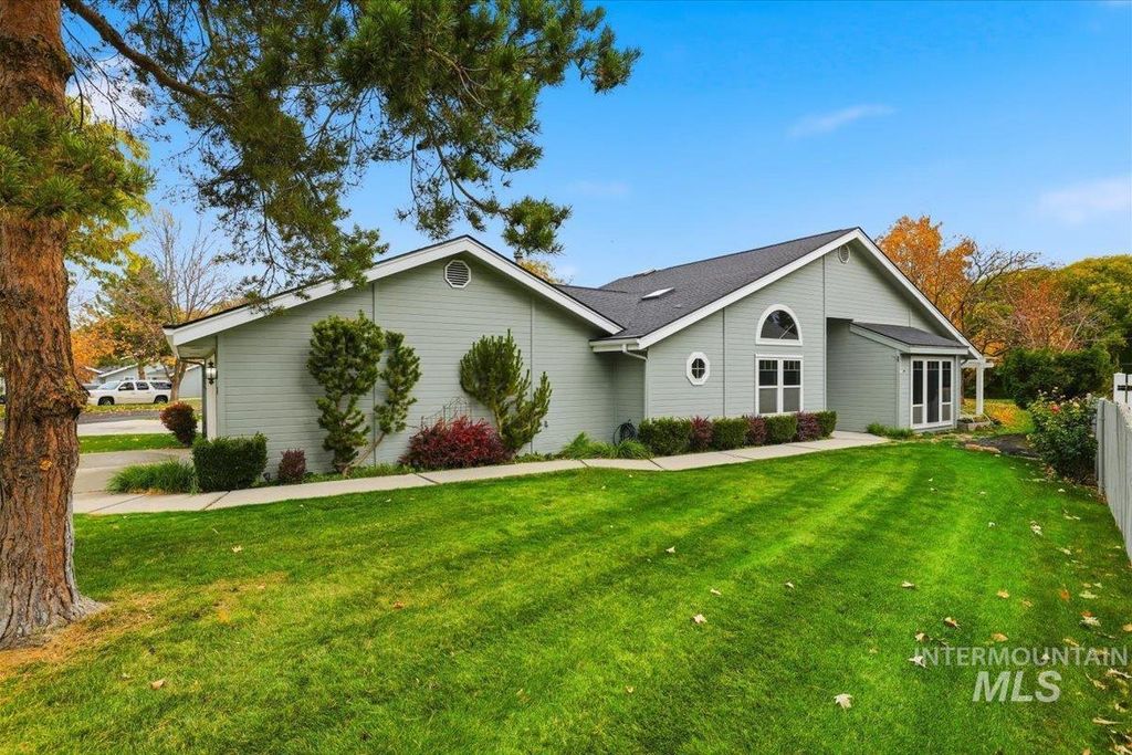 Photo of 1823 Ray Ave, Caldwell, ID 83605 (MLS # 98966660)