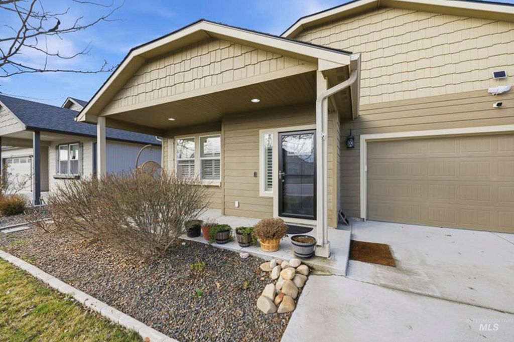 Photo of 310 S Voyage Ave, Caldwell, ID 83605 (MLS # 98977059)