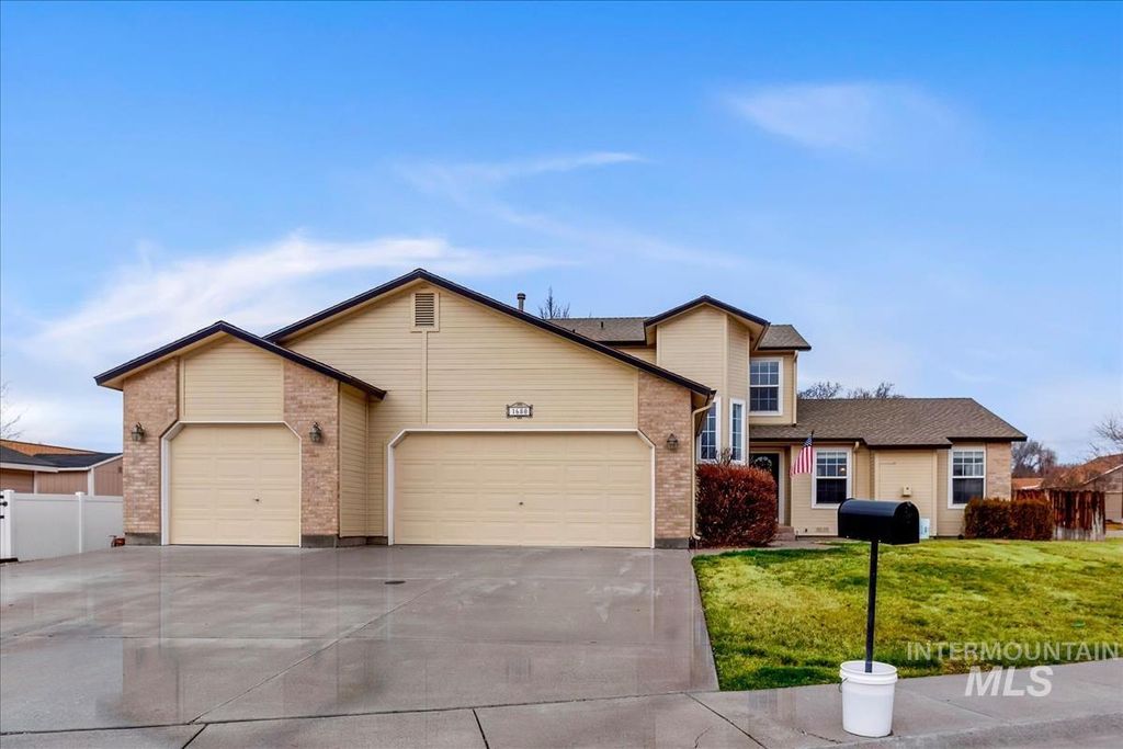 Photo of 1680 Fairway Ct, Mountain Home, ID 83647 (MLS # 98976129)