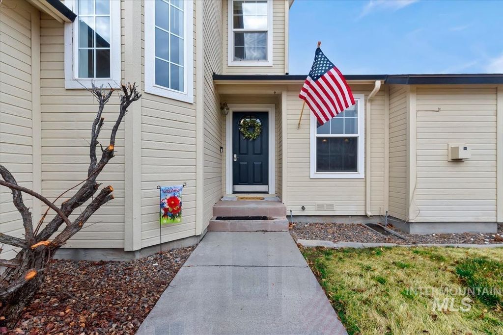 Photo of 1680 Fairway Ct, Mountain Home, ID 83647 (MLS # 98976129)