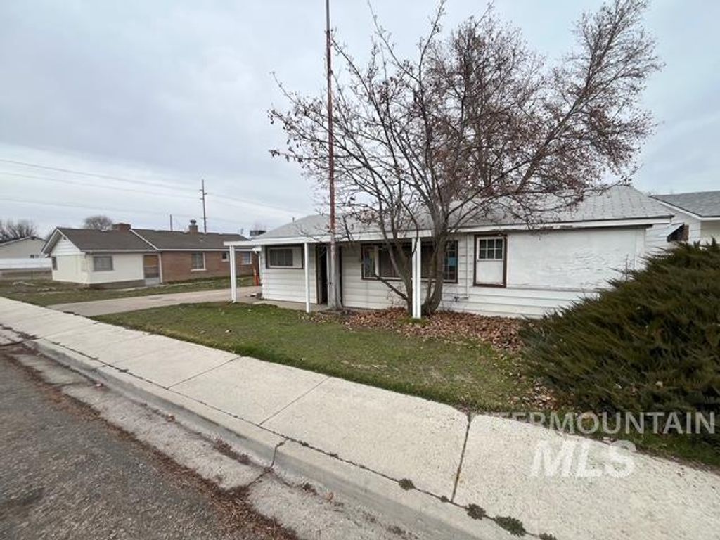 Photo of 914 W W Roberts Ave, Nampa, ID 83651 (MLS # 98972927)