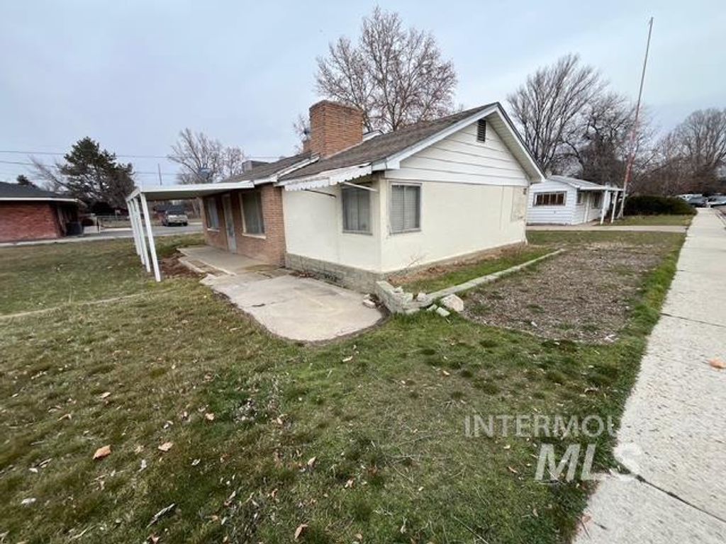 Photo of 914 W W Roberts Ave, Nampa, ID 83651 (MLS # 98972927)