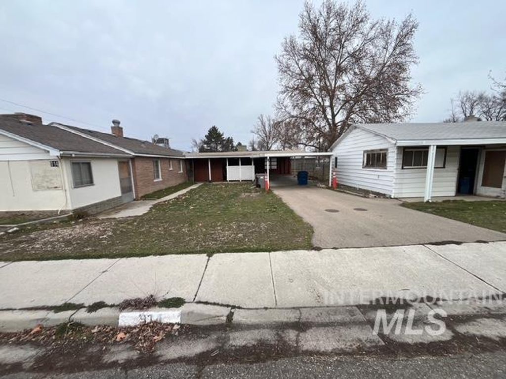 Photo of 914 W W Roberts Ave, Nampa, ID 83651 (MLS # 98972927)