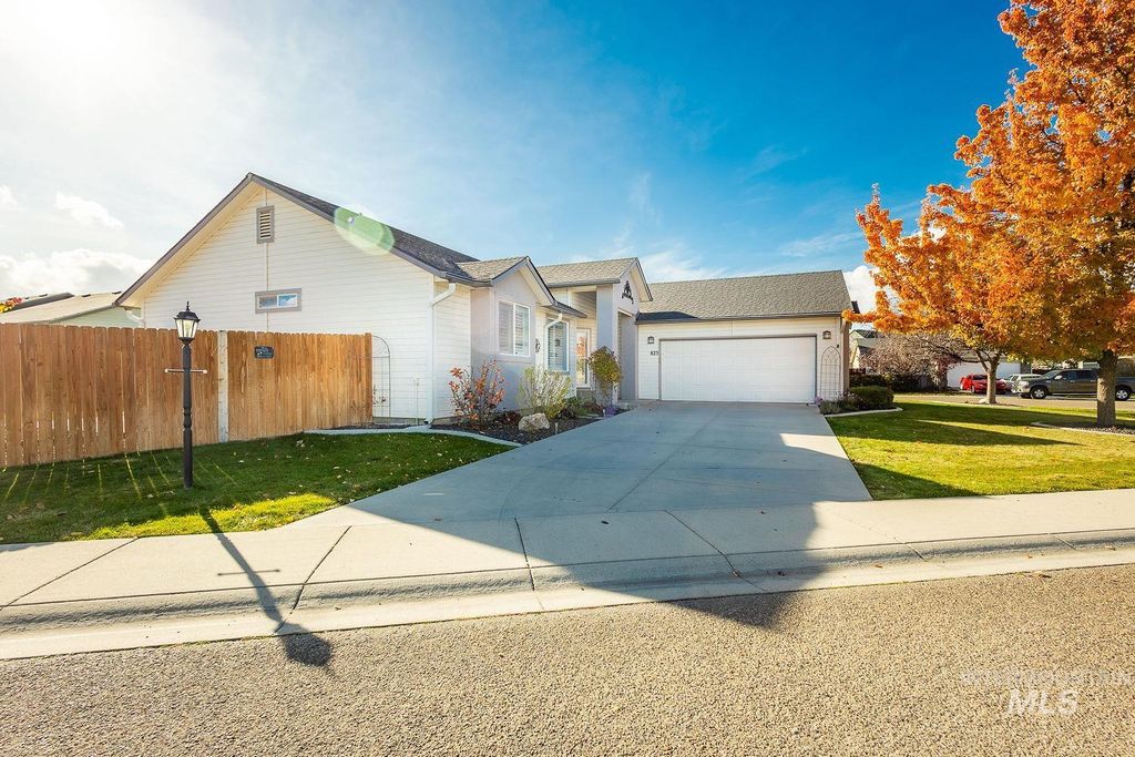 Photo of 823 Royal St, Caldwell, ID 83605 (MLS # 98967030)