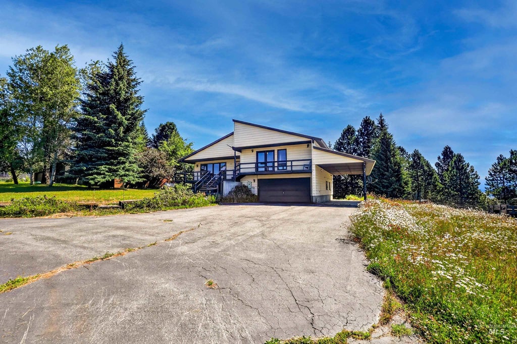 Photo of 516 Skyline Dr, Cascade, ID 83611 (MLS # 98994036)