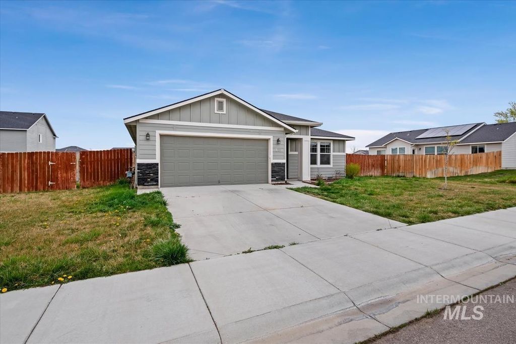 Photo of 1685 SW Levant Way, Mountain Home, ID 83647 (MLS # 98976850)