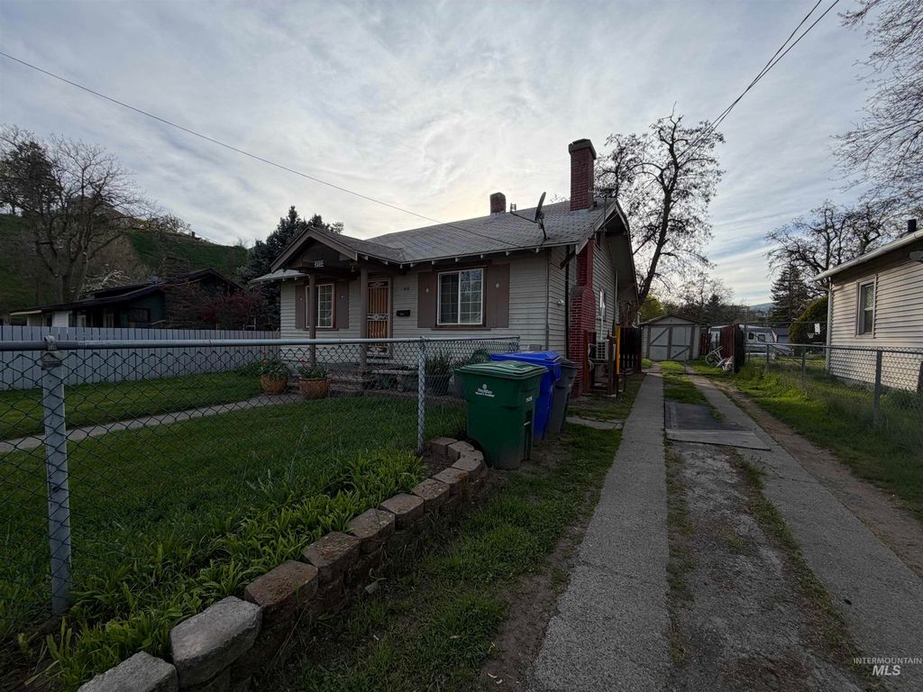 Photo of 410 12th Street, Lewiston, ID 83501 (MLS # 98981721)