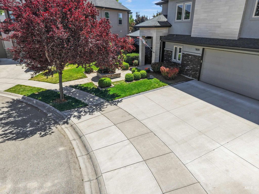 Photo of 5835 N Red Hills Pl, Meridian, ID 83646 (MLS # 98990965)