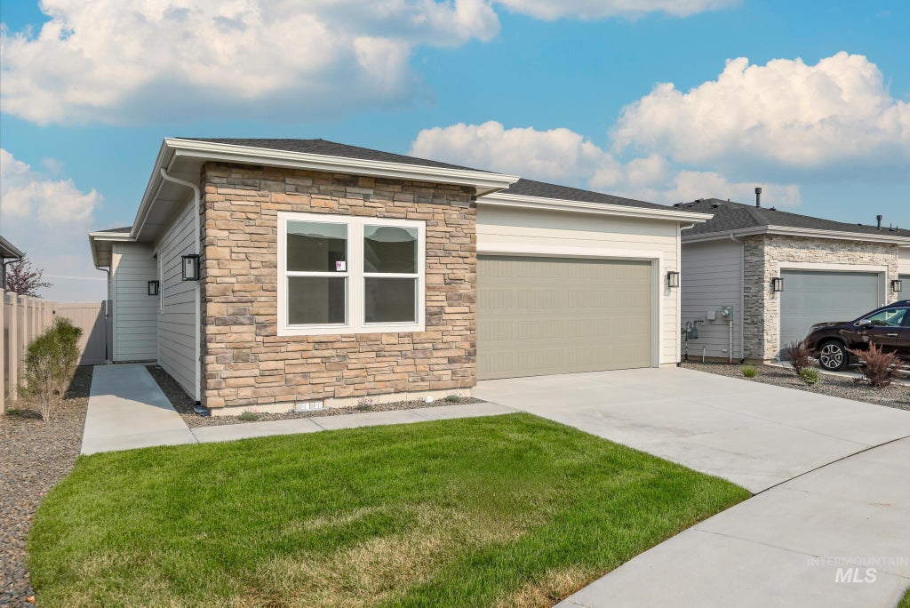 Photo of 2610 N Leatherwood Ave, Star, ID 83669 (MLS # 99000327)