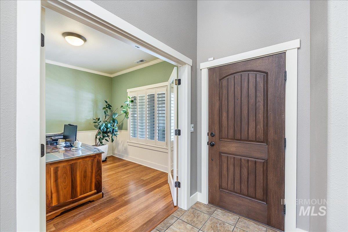 594 W Kodiak Dr
