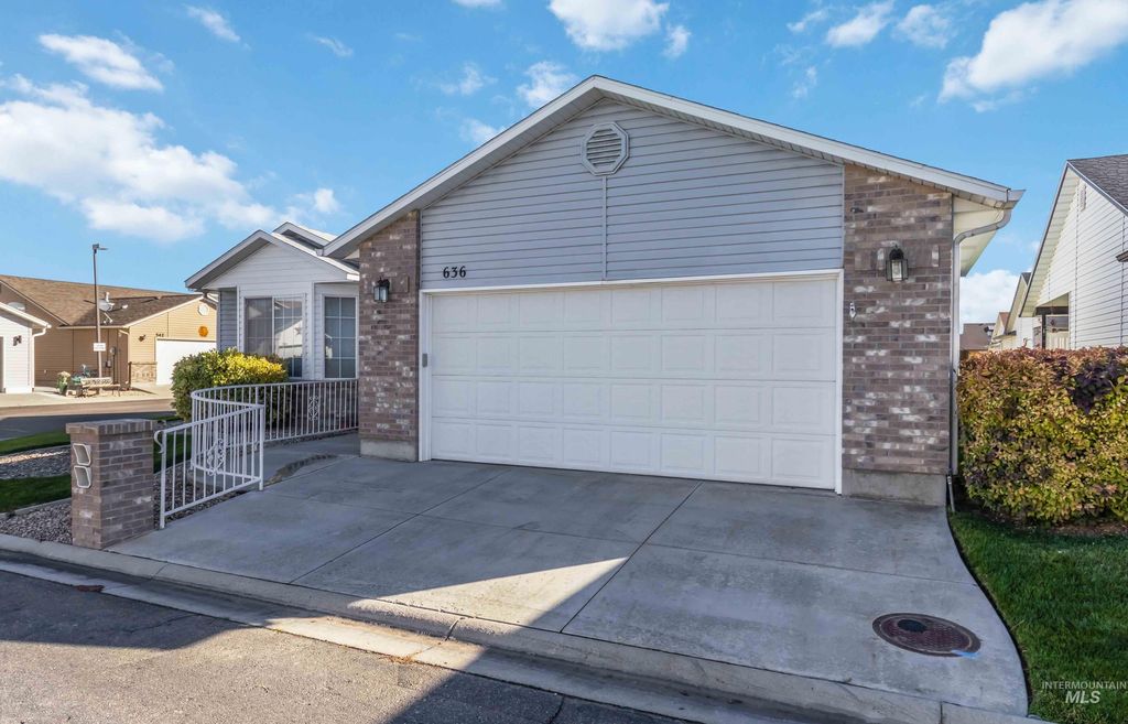 Photo of 636 N Sterling St, Nampa, ID 83651 (MLS # 98966177)