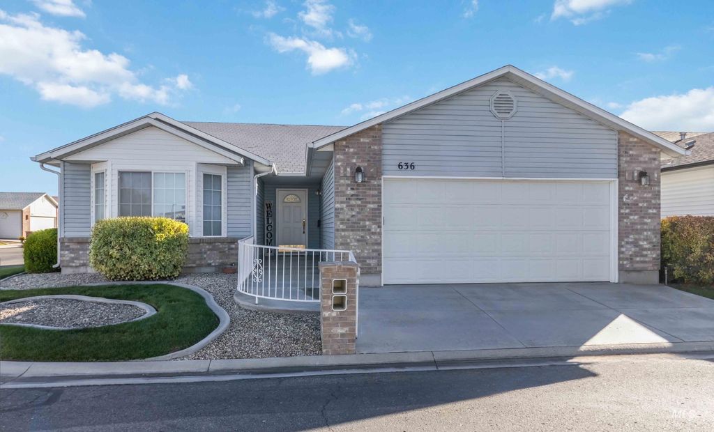 Photo of 636 N Sterling St, Nampa, ID 83651 (MLS # 98966177)