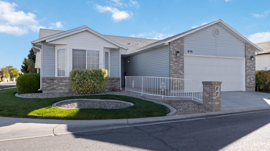 Photo of 636 N Sterling St, Nampa, ID 83651 (MLS # 98966177)