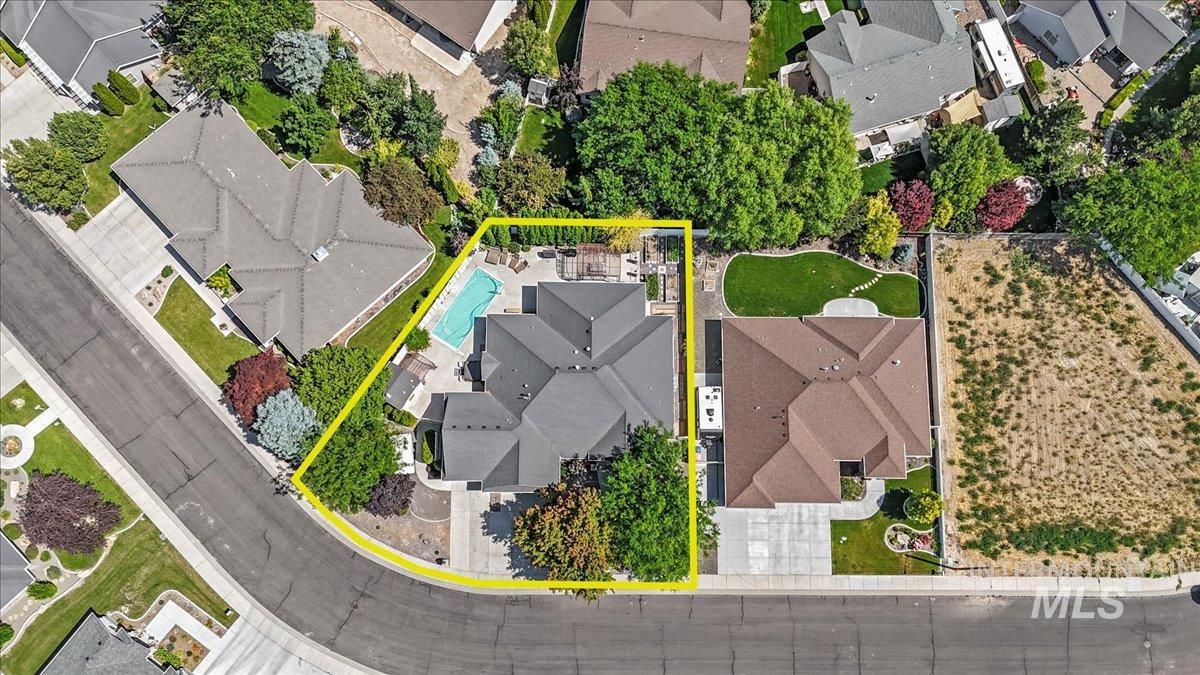 Aerial view of residential area featuring property parcel outlined