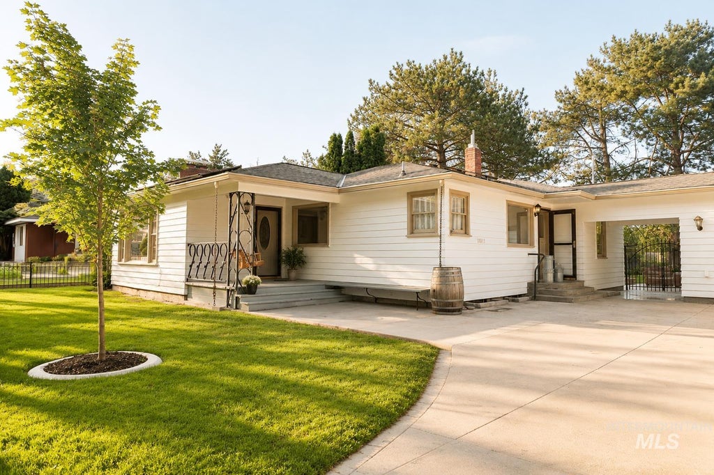 Photo of 1810 Washington Ave, Caldwell, ID 83605 (MLS # 98999259)