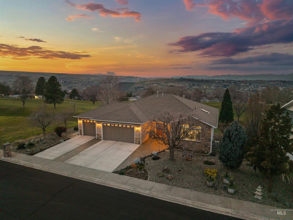 Photo of 3978 Foothills Dr, Lewiston, ID 83501 (MLS # 98973176)