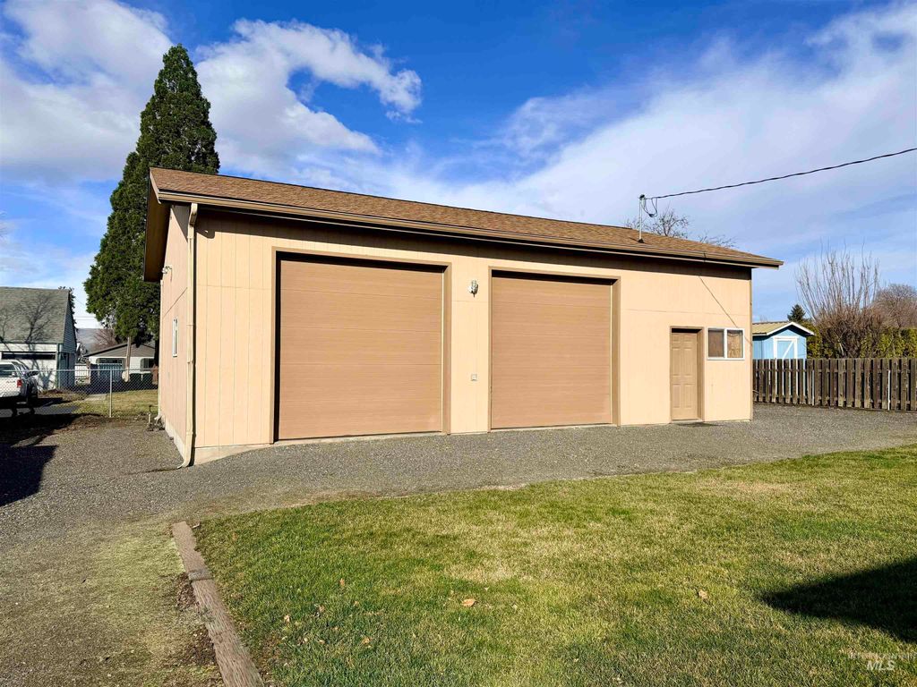 Photo of 407 Linden Dr #N/A, Lewiston, ID 83501 (MLS # 98975404)