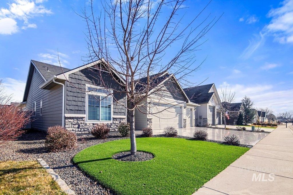 Photo of 2976 NW 13th St, Meridian, ID 83646 (MLS # 98974470)