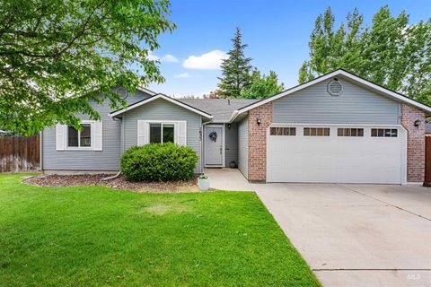 Photo of 1653 N Eagle Creek Way, Eagle, ID 83616 (MLS # 98987937)