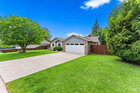 Photo of 1653 N Eagle Creek Way, Eagle, ID 83616 (MLS # 98987937)