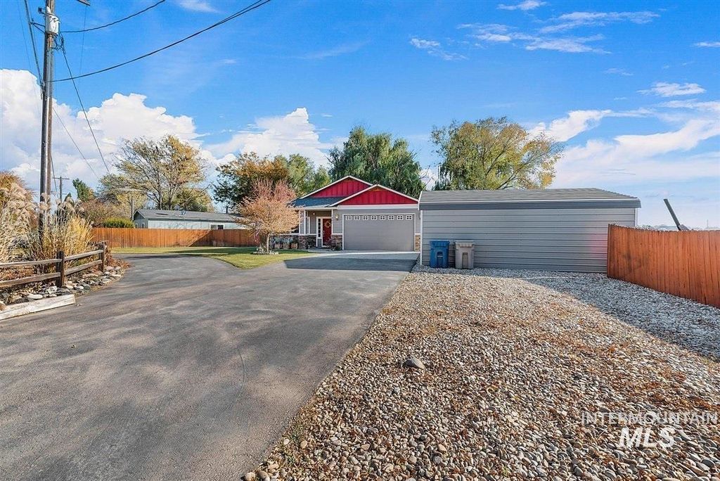 Photo of 1801 Iowa Ave, Nampa, ID 83686 (MLS # 98965934)