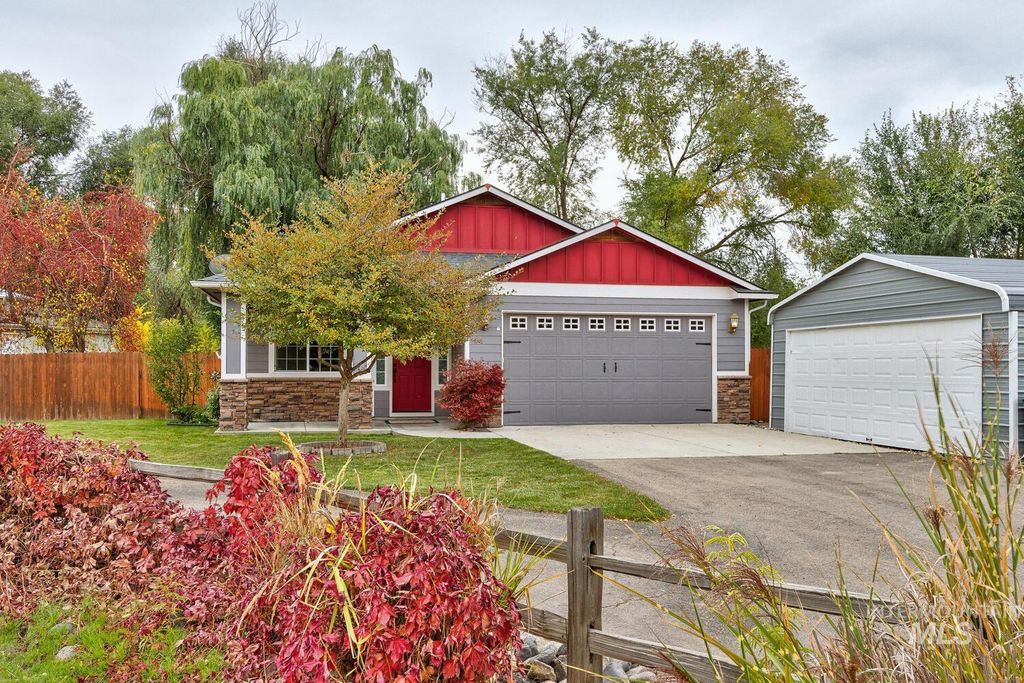 Photo of 1801 Iowa Ave, Nampa, ID 83686 (MLS # 98965934)