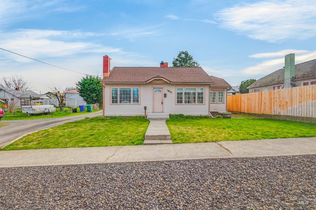 Photo of 1317 15th Street, Lewiston, ID 83501 (MLS # 98980106)