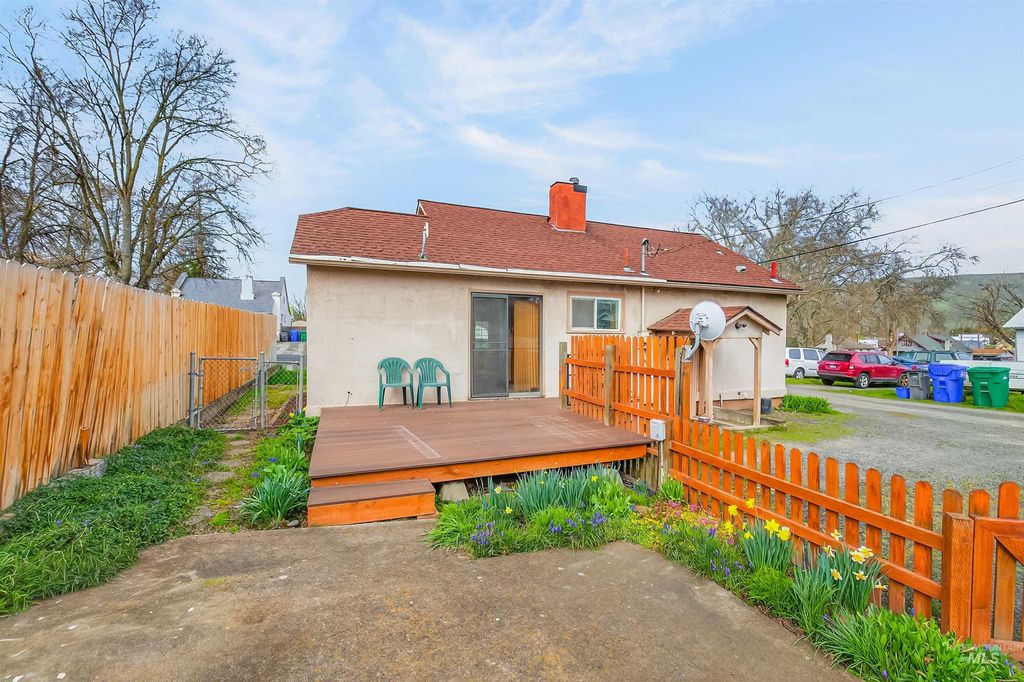 Photo of 1317 15th Street, Lewiston, ID 83501 (MLS # 98980106)