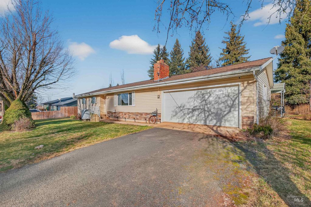 Photo of 209 Walnut Dr, Potlatch, ID 83855 (MLS # 98973901)