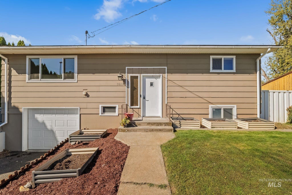 Photo of 3818 17th Street, Lewiston, ID 83501 (MLS # 99002286)
