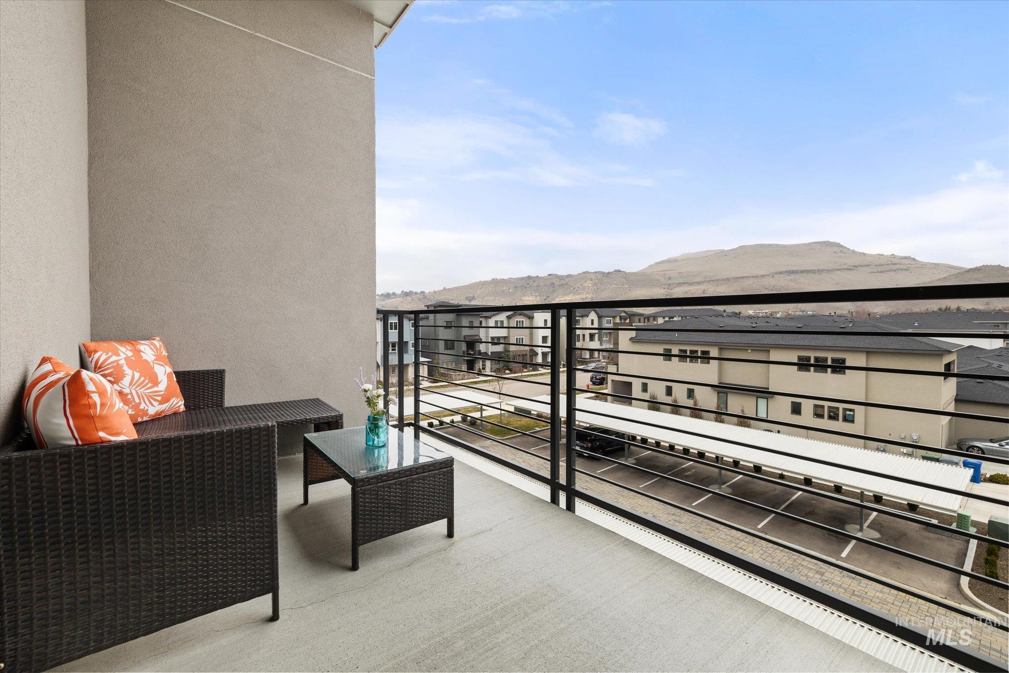 Balcony featuring a mountain view
