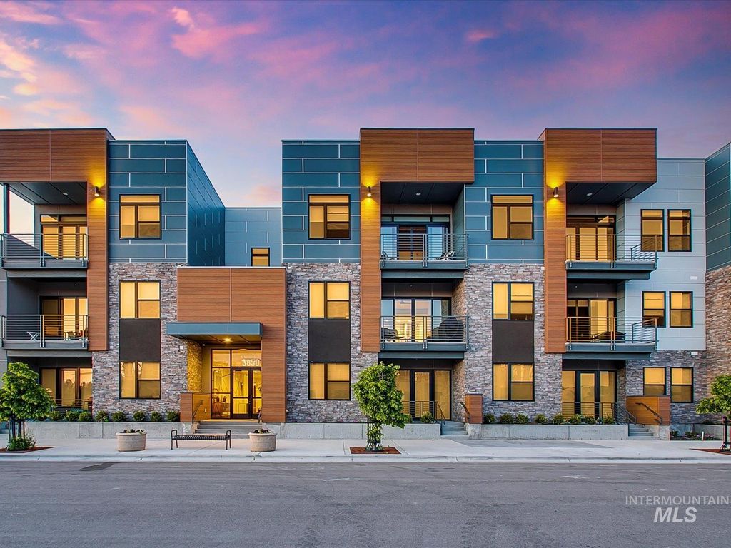 Photo of 3850 E Haystack St #302, Boise, ID 83716 (MLS # 98972382)