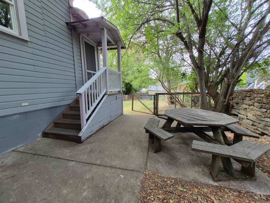 Photo of 1013 Logan ST, Moscow, ID 83843 (MLS # 98999997)