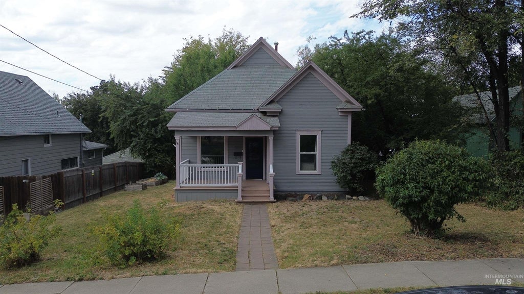 Photo of 1013 Logan ST, Moscow, ID 83843 (MLS # 98999997)
