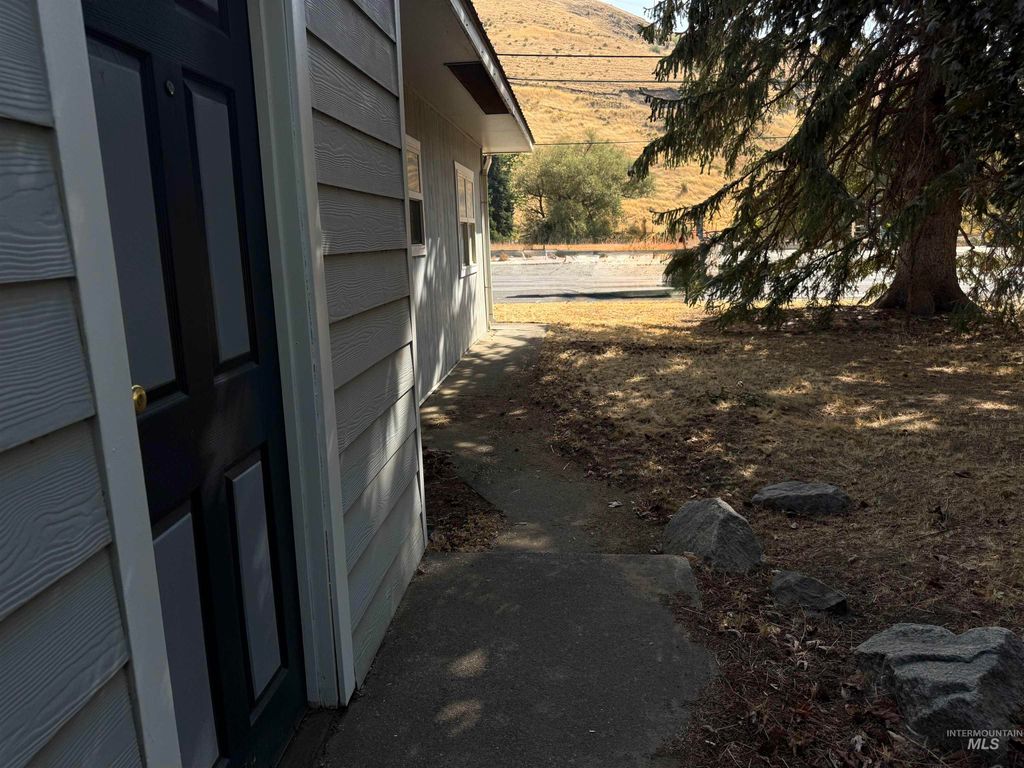 Photo of 2395 Villard St, Pomeroy, WA 99347 (MLS # 98971526)