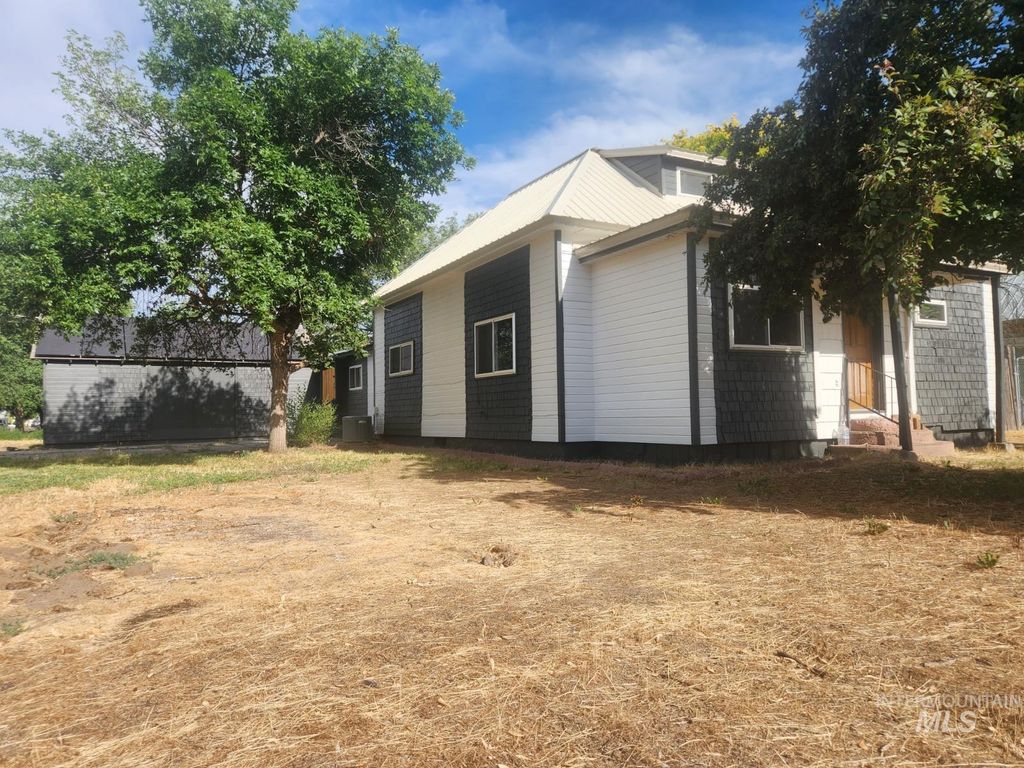 Photo of 82 NW 3rd St, Ontario, OR 97914 (MLS # 98951310)