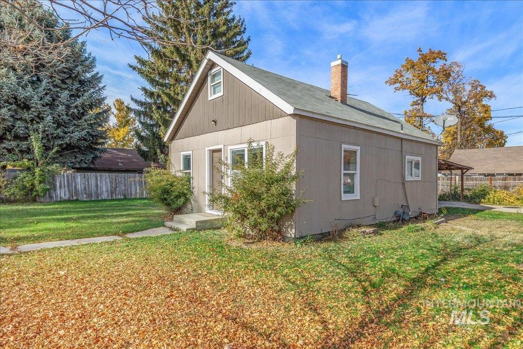 Photo of 912 E Amity Ave, Nampa, ID 83686 (MLS # 98966661)