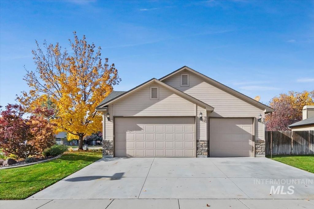 Photo of 1660 W Tumble Creek Drive, Meridian, ID 83646 (MLS # 98970793)