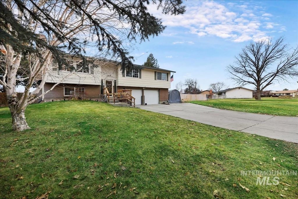 Photo of 195 NW Carrie Circle, Mountain Home, ID 83647 (MLS # 98974841)