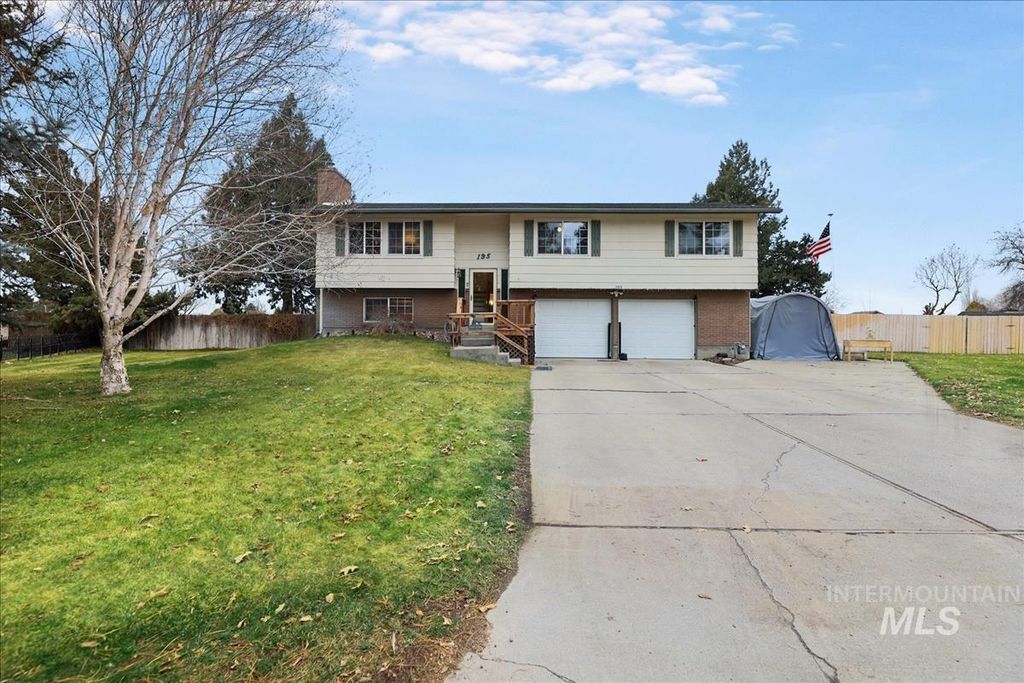 Photo of 195 NW Carrie Circle, Mountain Home, ID 83647 (MLS # 98974841)